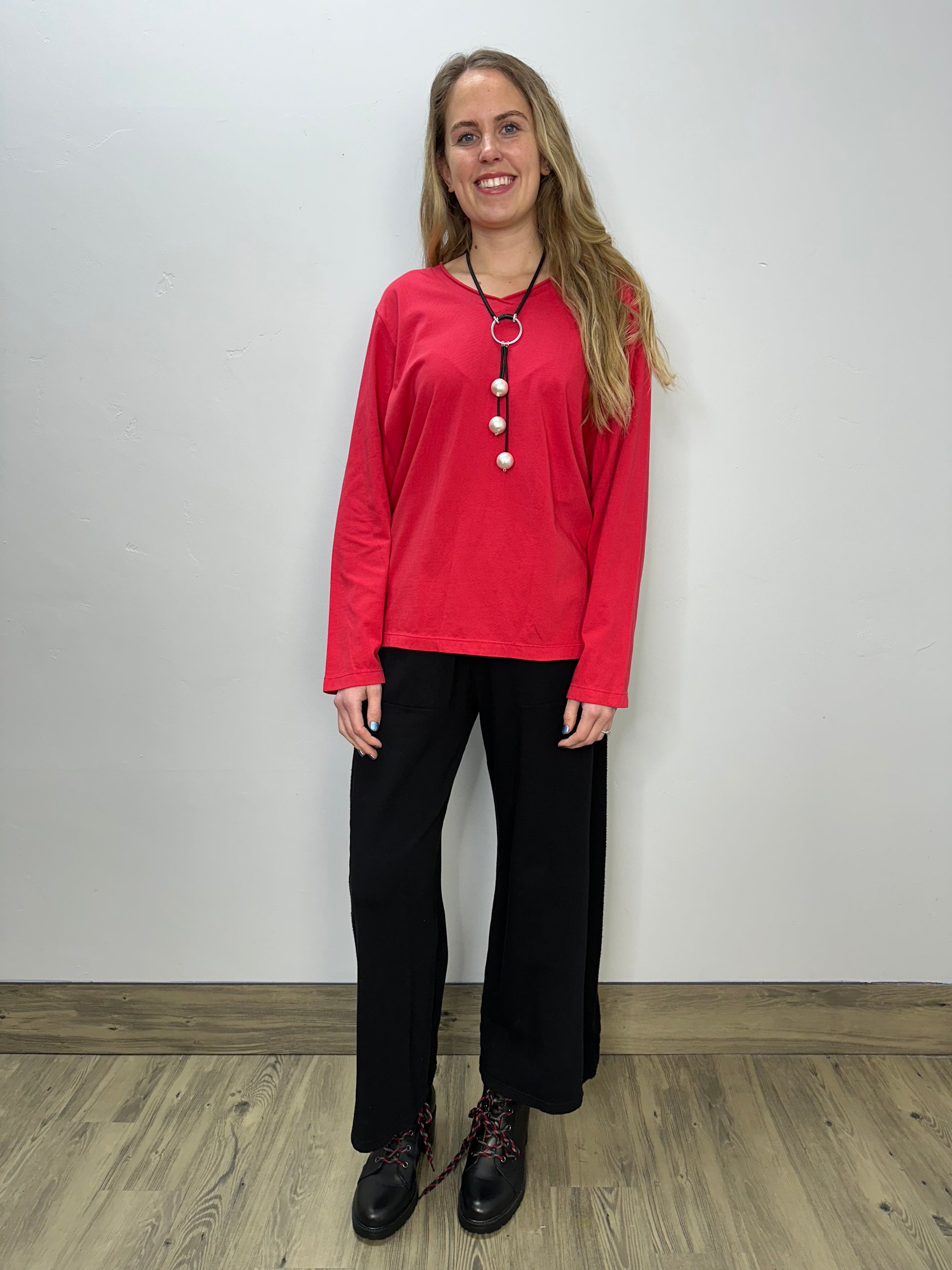 ToBeInStyle Women's Long Sleeve V-Neck Top - Red, Classic Fit For Layering