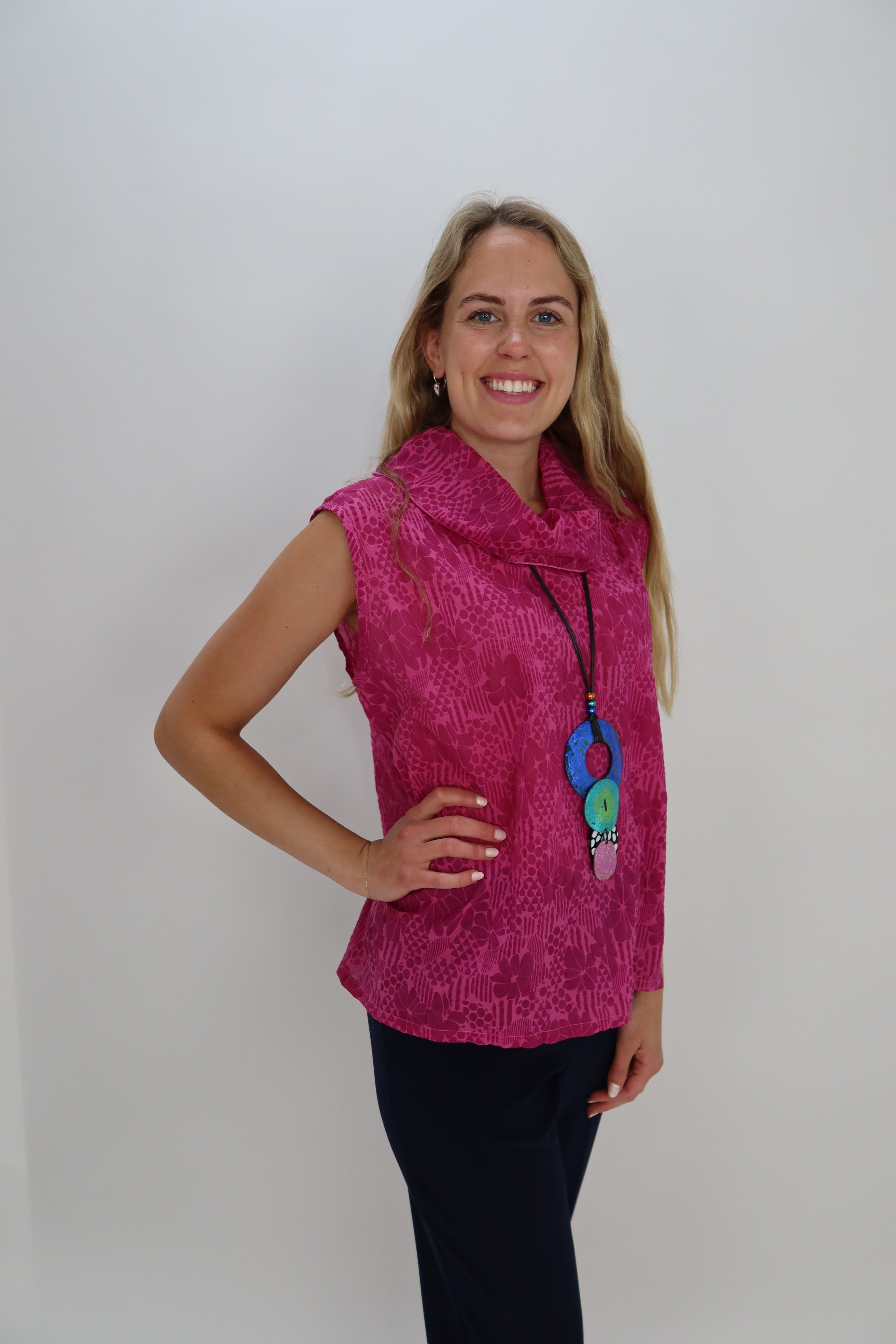 売れ筋商品|||ヴィンスカムート カットソー トップス レディース Women's Shirred Sleeveless Bubble Top Flamingo Pink Fuchsia Cotton Burnout Floral Detail Sleeveless Cowl Neck