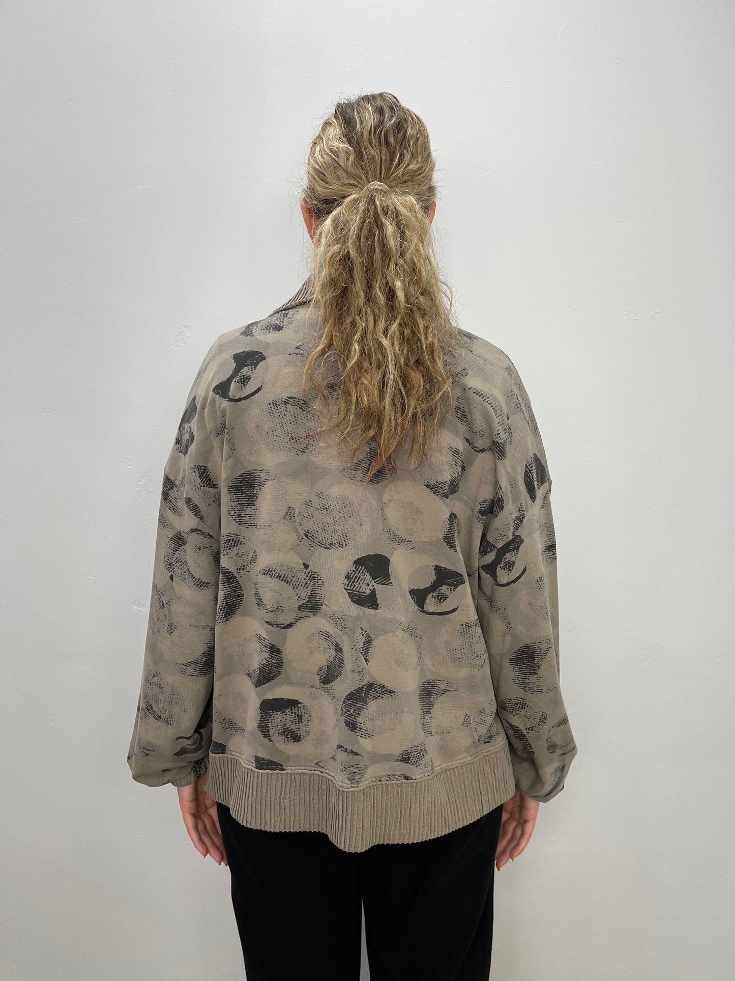 Load image into Gallery viewer, Cocoa Print Crop Button Up Jacket
