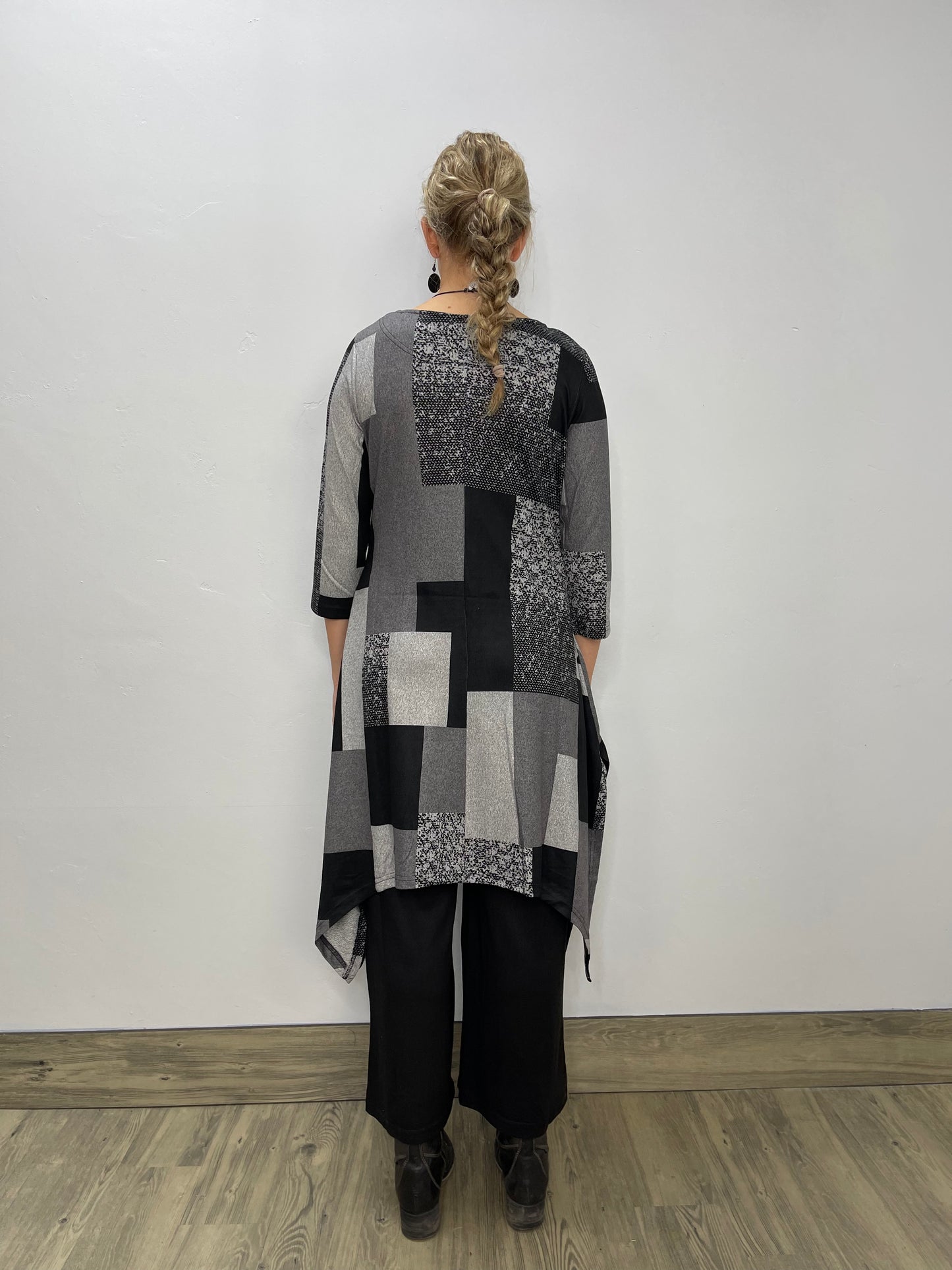 Load image into Gallery viewer, Gray Pattern 3/4 Sleeve Sharkbite Dress
