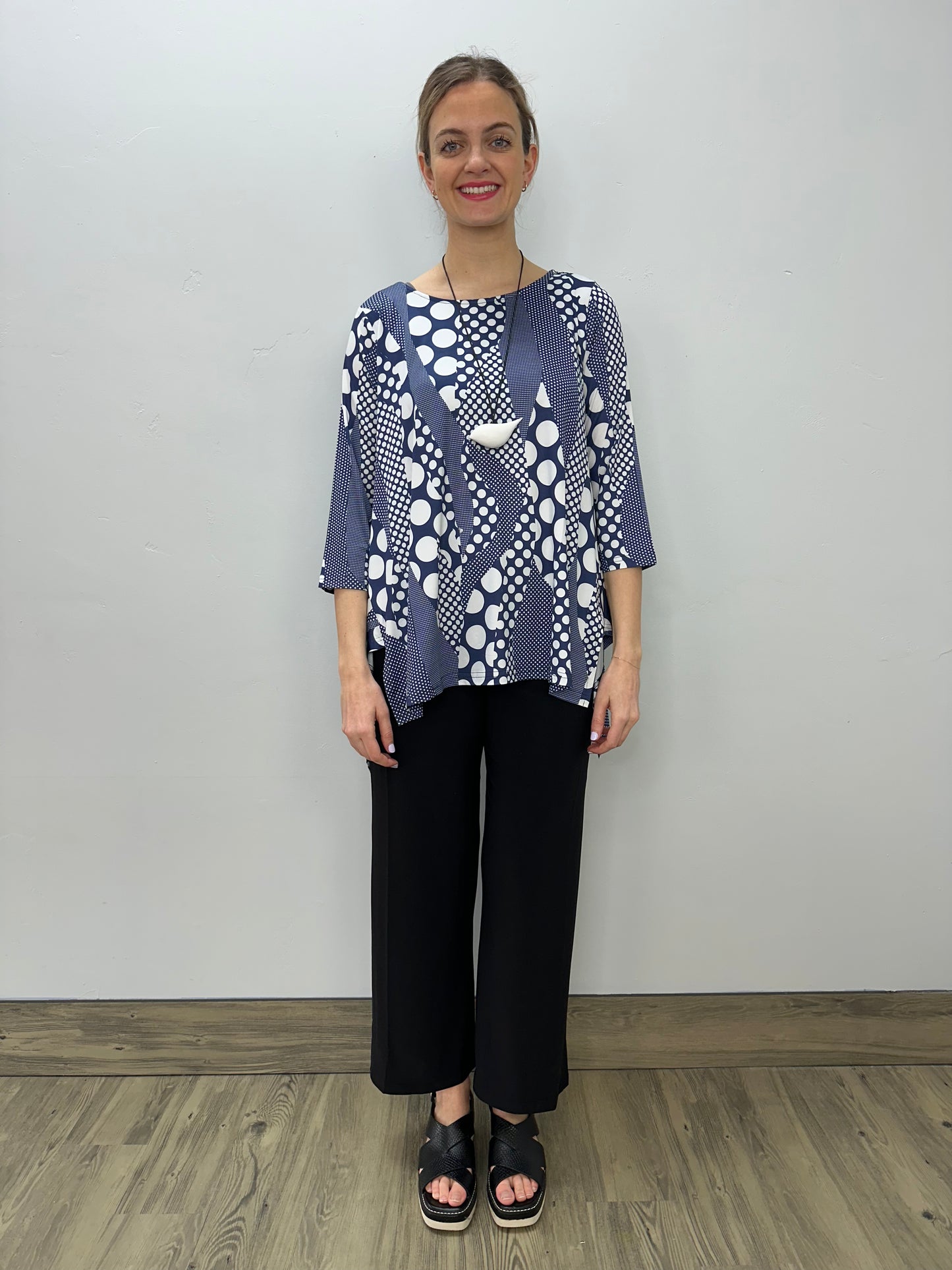 Load image into Gallery viewer, Navy and White Dots 3/4 Sleeve Shark-bite Pattern Tunic
