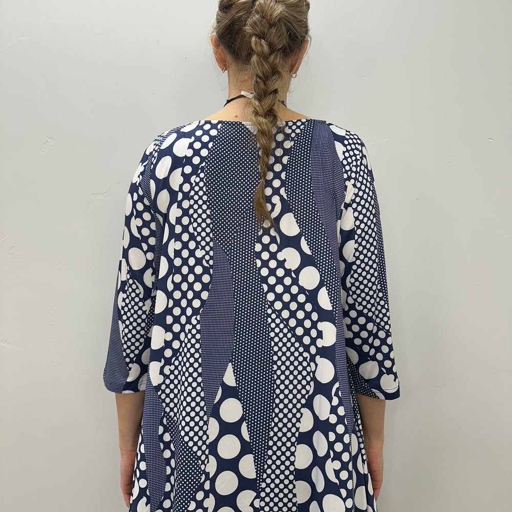 
                  
                    Navy and White Dots 3/4 Sleeve Shark-bite Pattern Tunic
                  
                