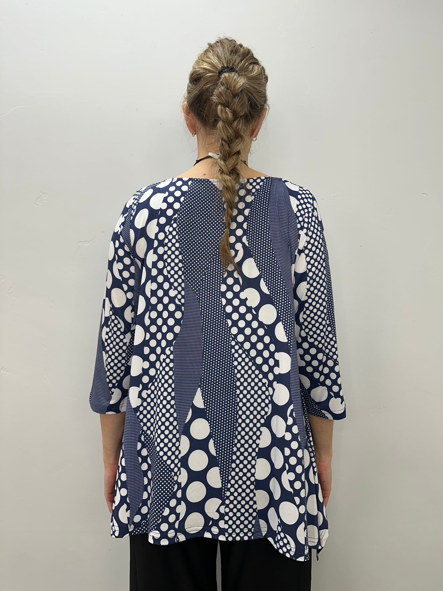 Load image into Gallery viewer, Navy and White Dots 3/4 Sleeve Shark-bite Pattern Tunic
