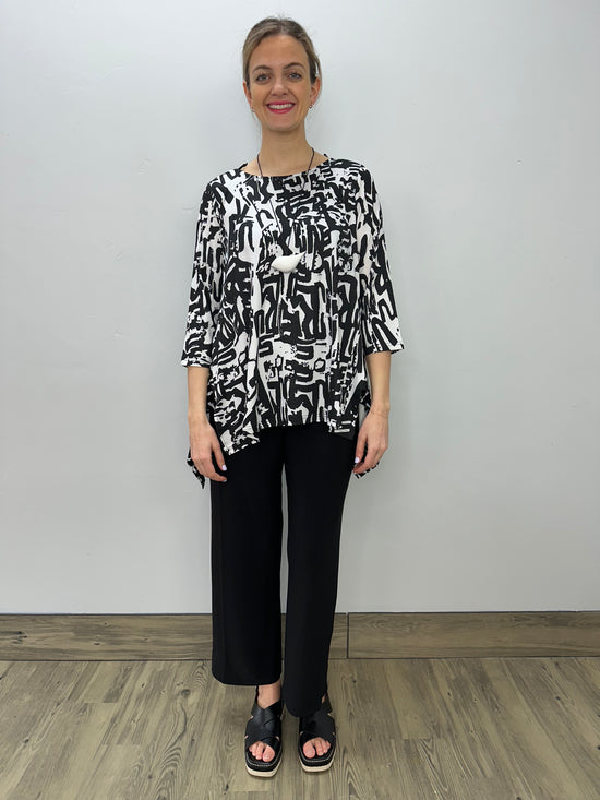 Load image into Gallery viewer, Black and White Pattern 3/4 Sleeve Shark-bite Tunic
