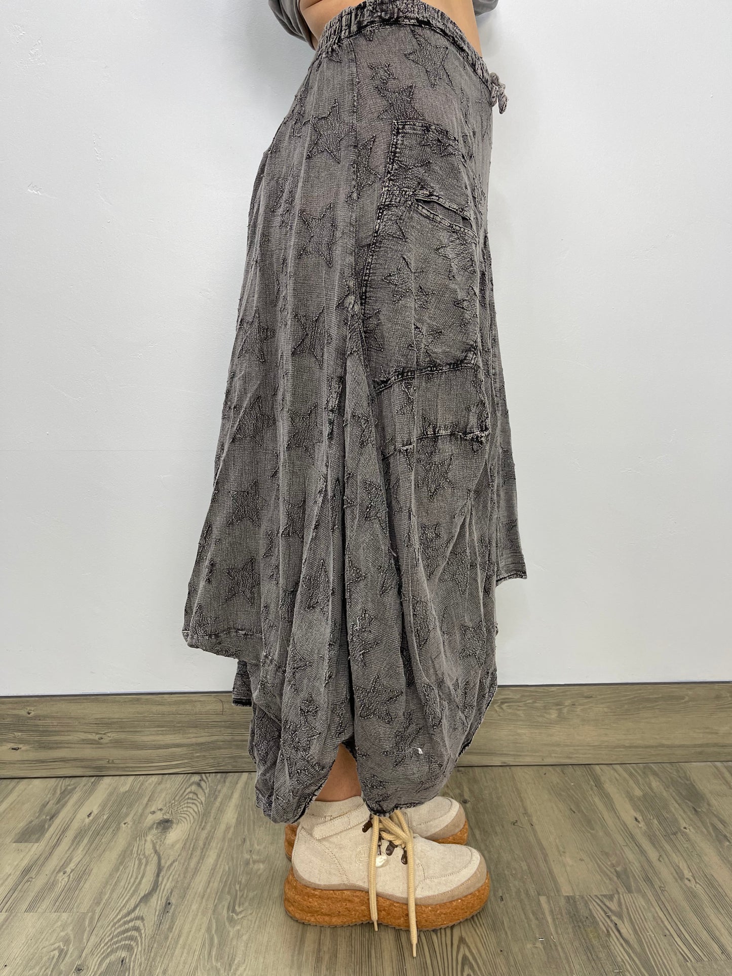 Load image into Gallery viewer, Gray Vintage Wash Star Printed Two Pocket Skirt
