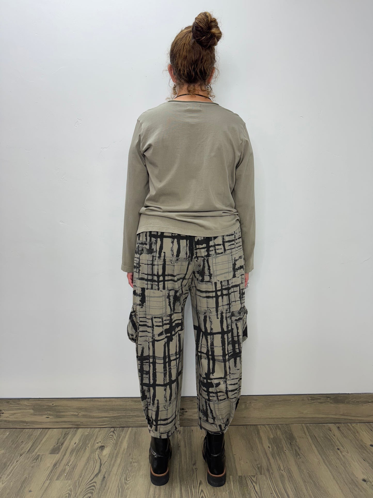 Vine Pattern Crop Pant with Side Pockets