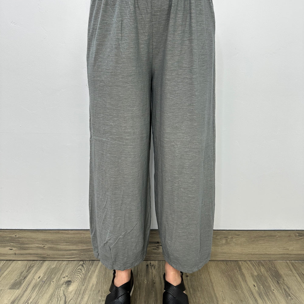 Cobblestone Cropped Pant with Darts