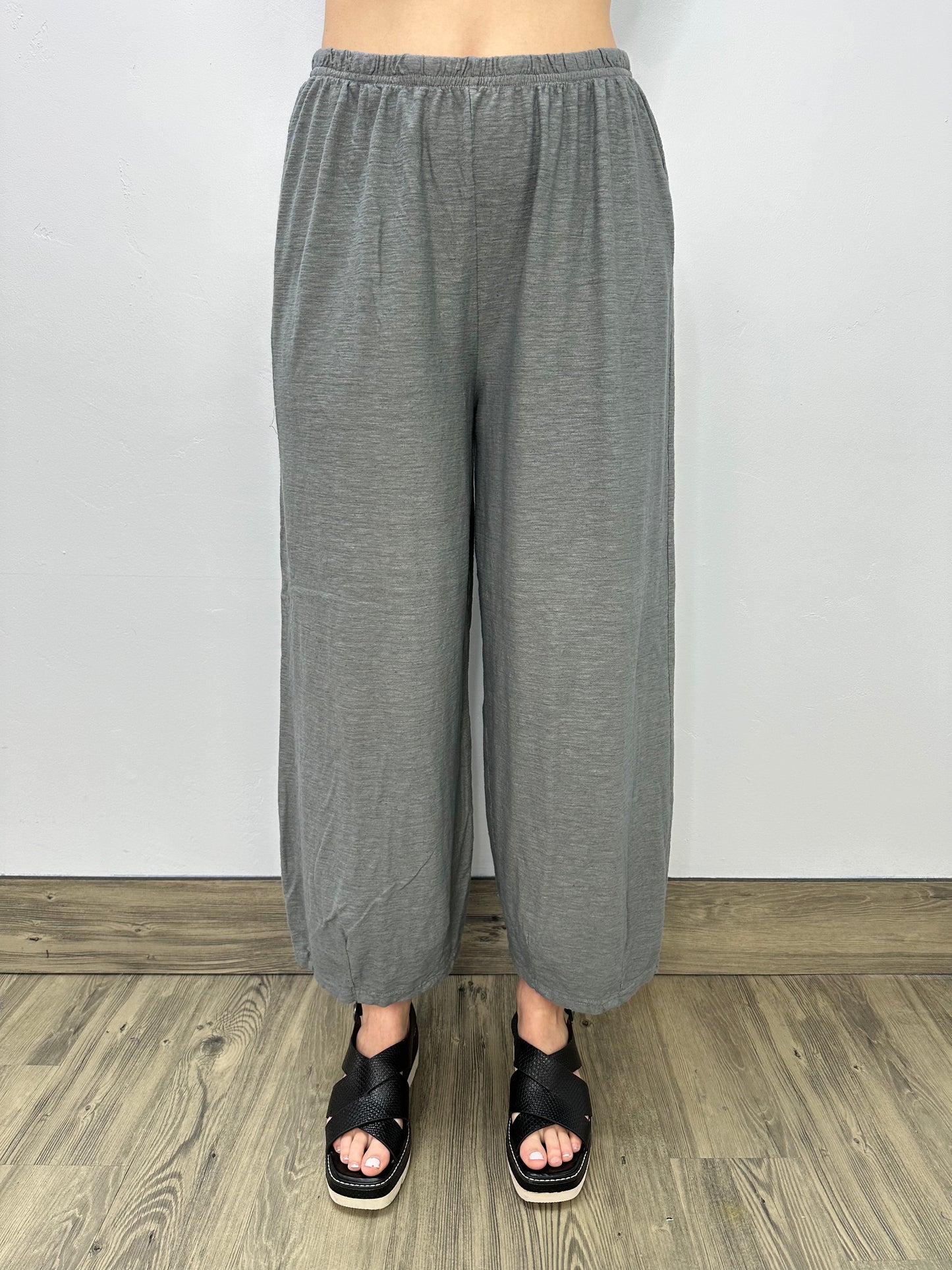 Cobblestone Cropped Pant with Darts