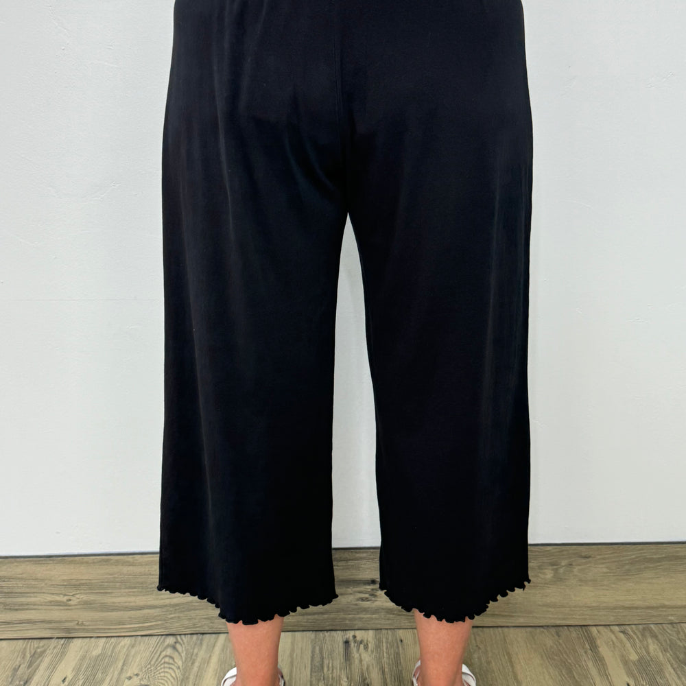 Black Lettuce Edging Crop Pants