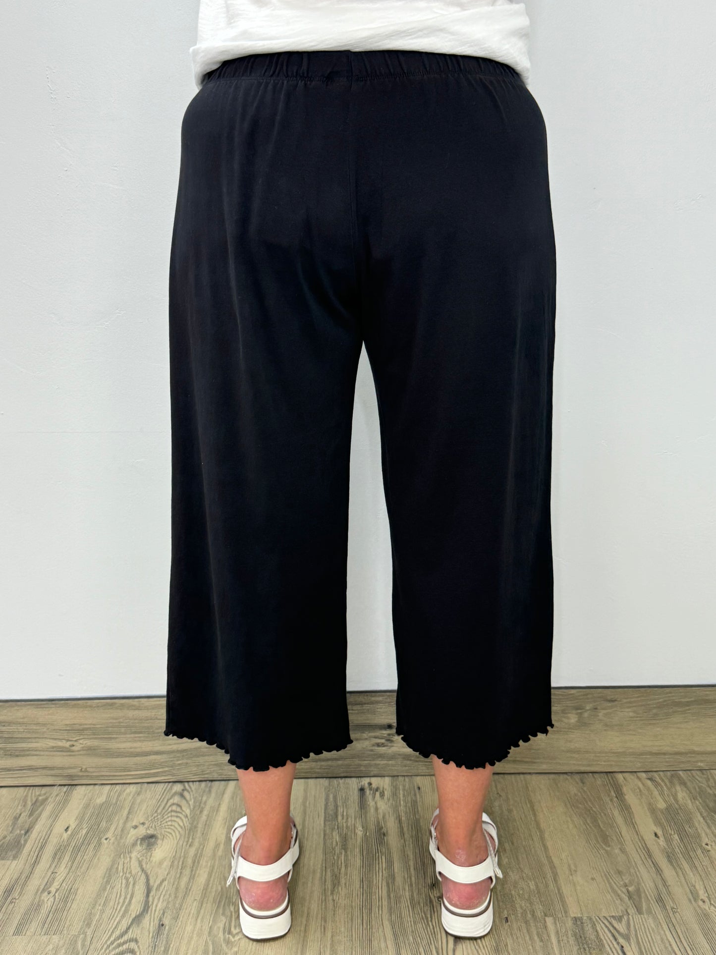 Black Lettuce Edging Crop Pants