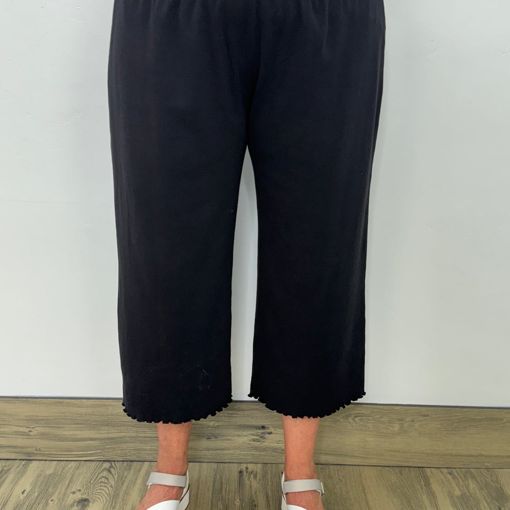 Black Lettuce Edging Crop Pants