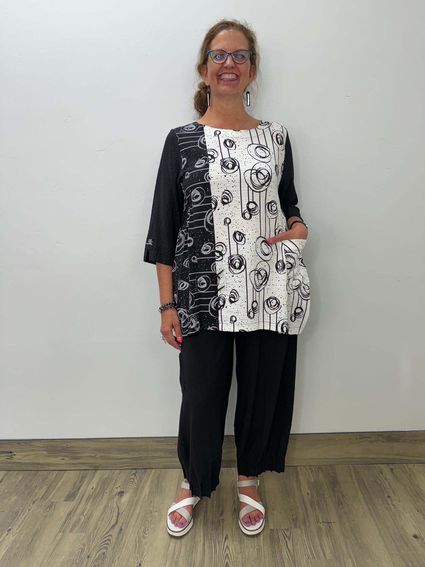 Black and White Swirl 3/4 Sleeve Tunic