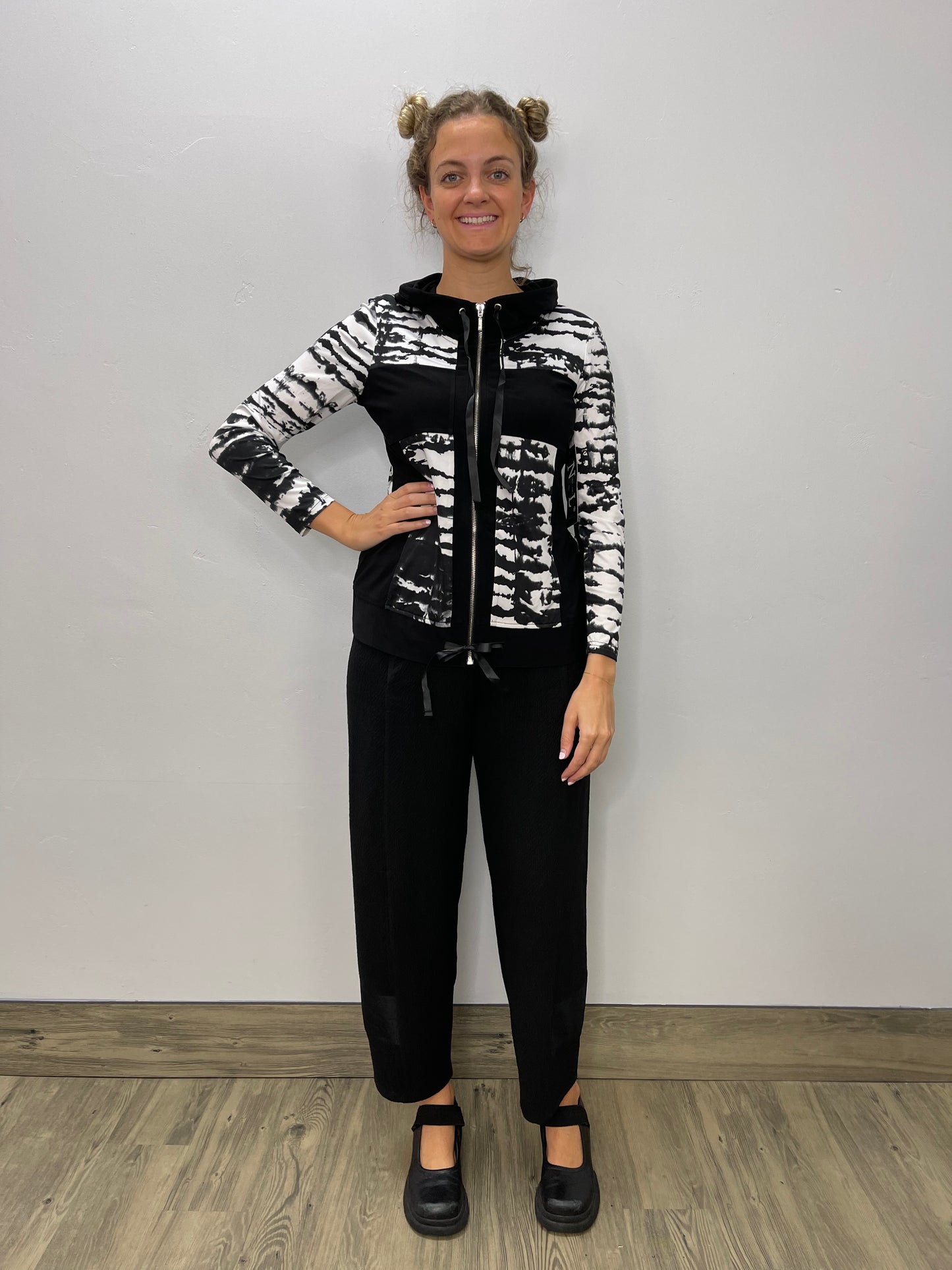 Load image into Gallery viewer, Black and White Pattern Zip Up Jacket

