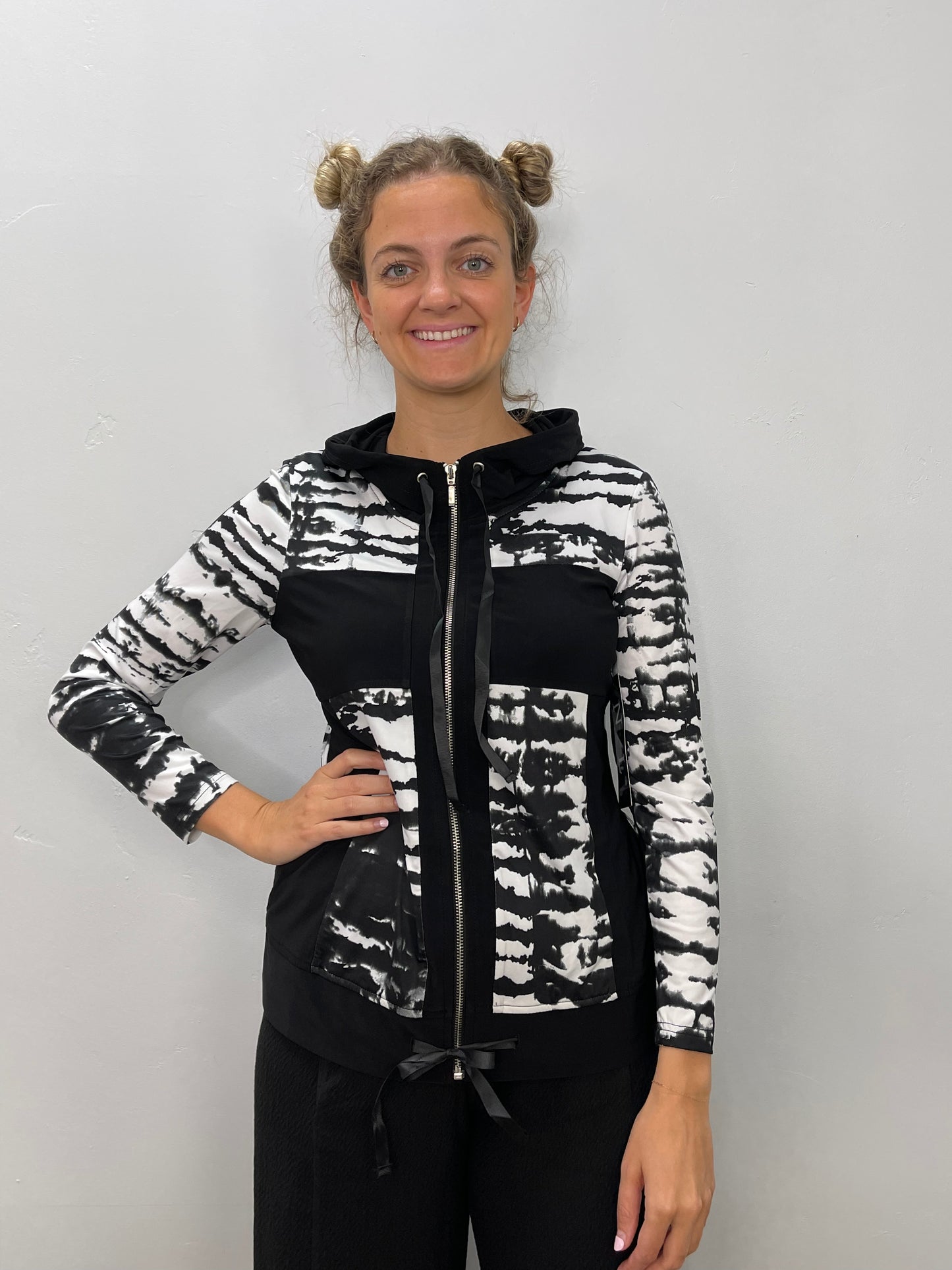 Load image into Gallery viewer, Black and White Pattern Zip Up Jacket
