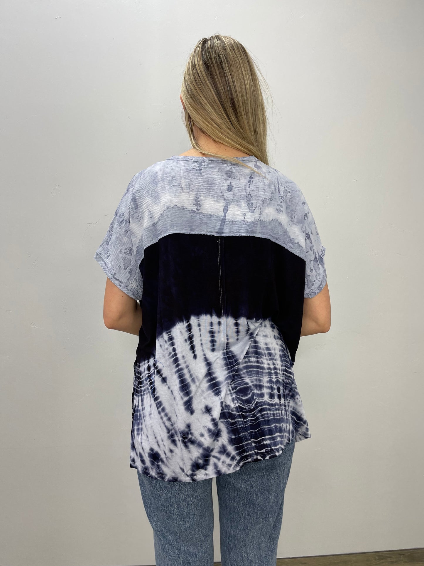 Load image into Gallery viewer, Tie Dye Airflow Crew Neck Raw Edge Top
