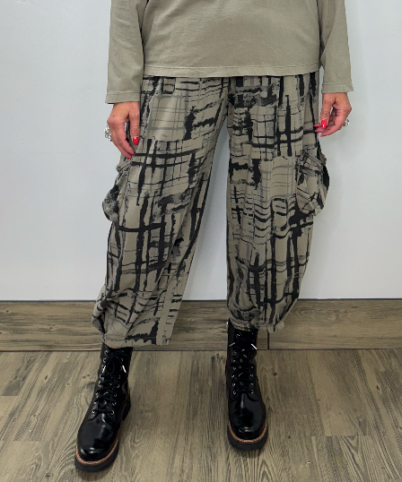 Vine Pattern Crop Pant with Side Pockets