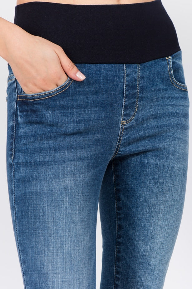 Load image into Gallery viewer, B4679 Fray Hem Crop Jeans with High Waistband
