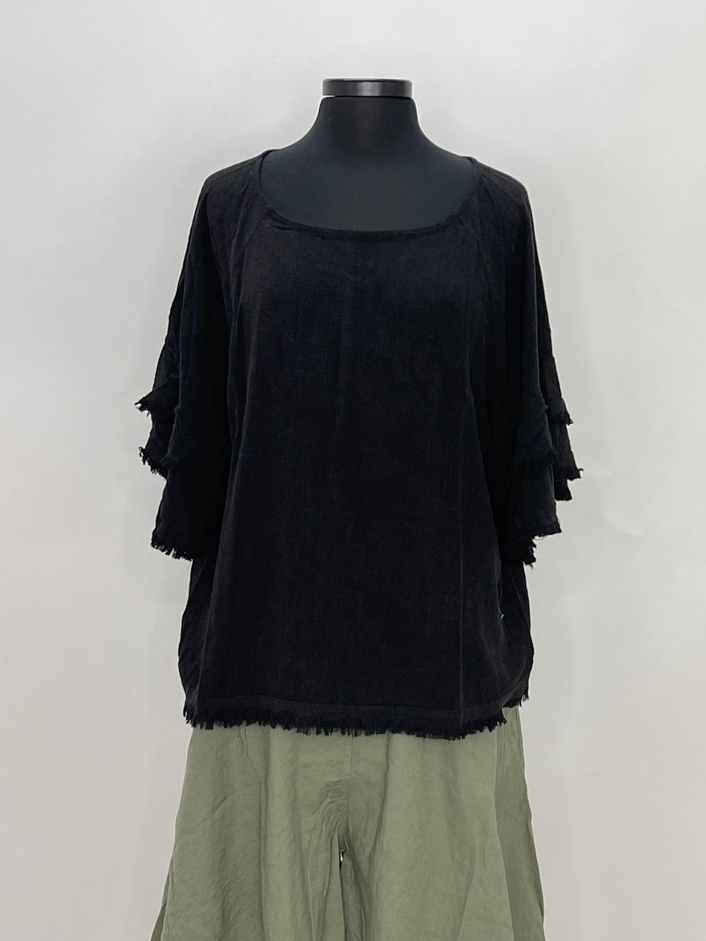 Load image into Gallery viewer, Black 3/4 Sleeve Fringe Top

