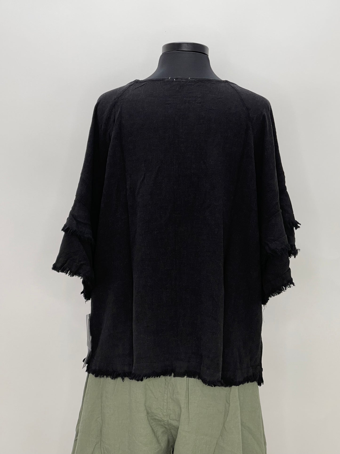 Load image into Gallery viewer, Black 3/4 Sleeve Fringe Top
