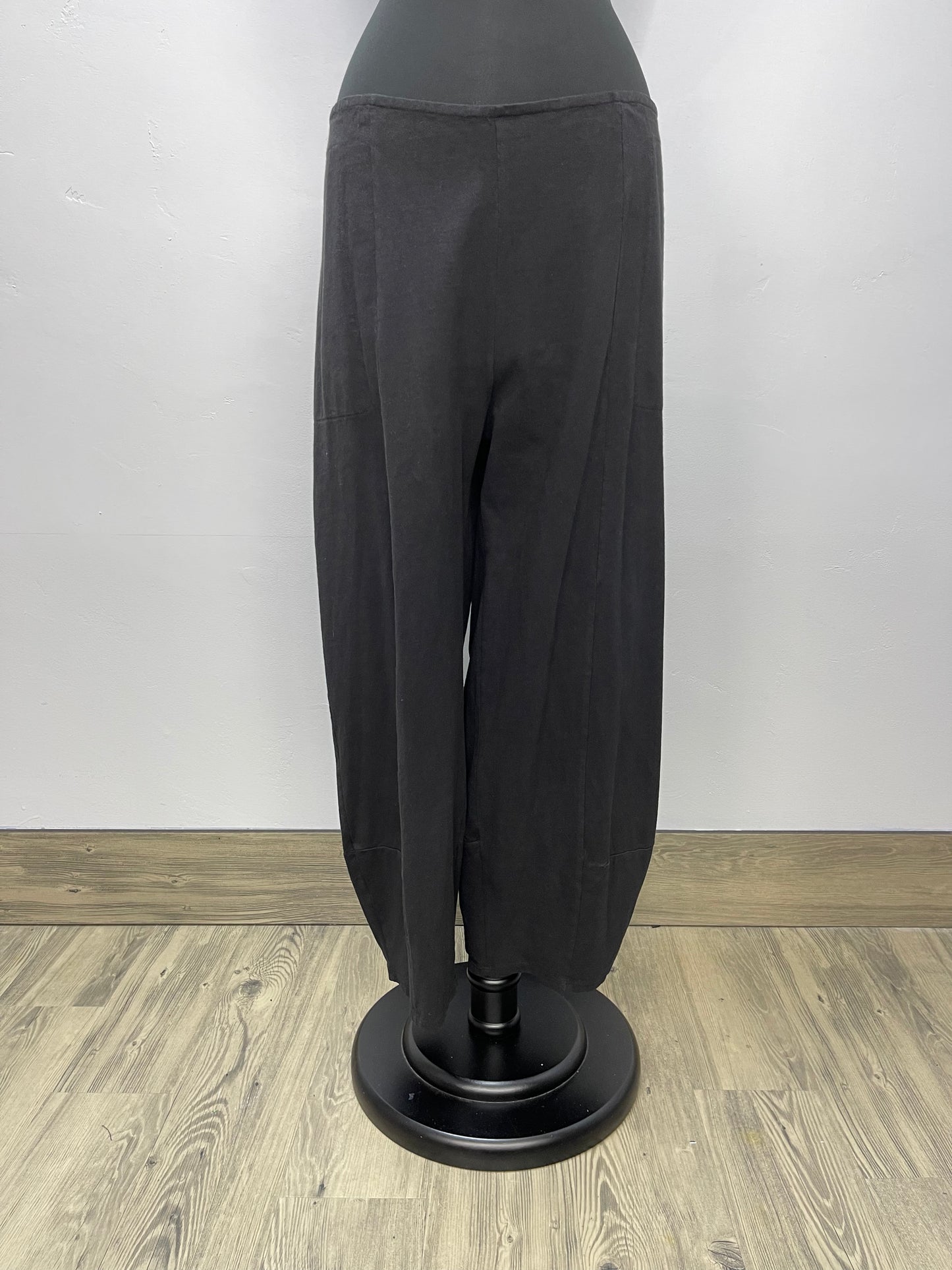 25" Lantern Crop Black Pant