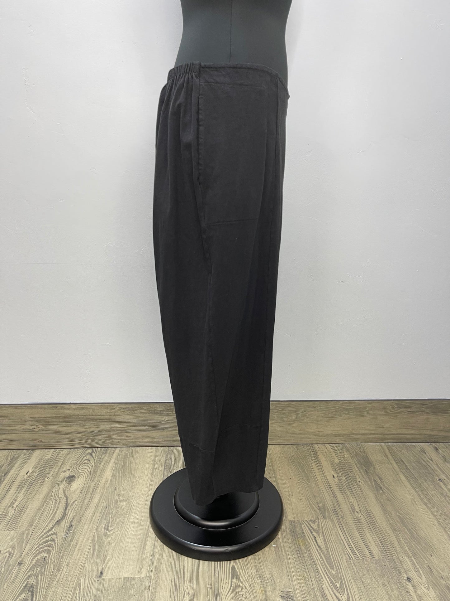 25" Lantern Crop Black Pant