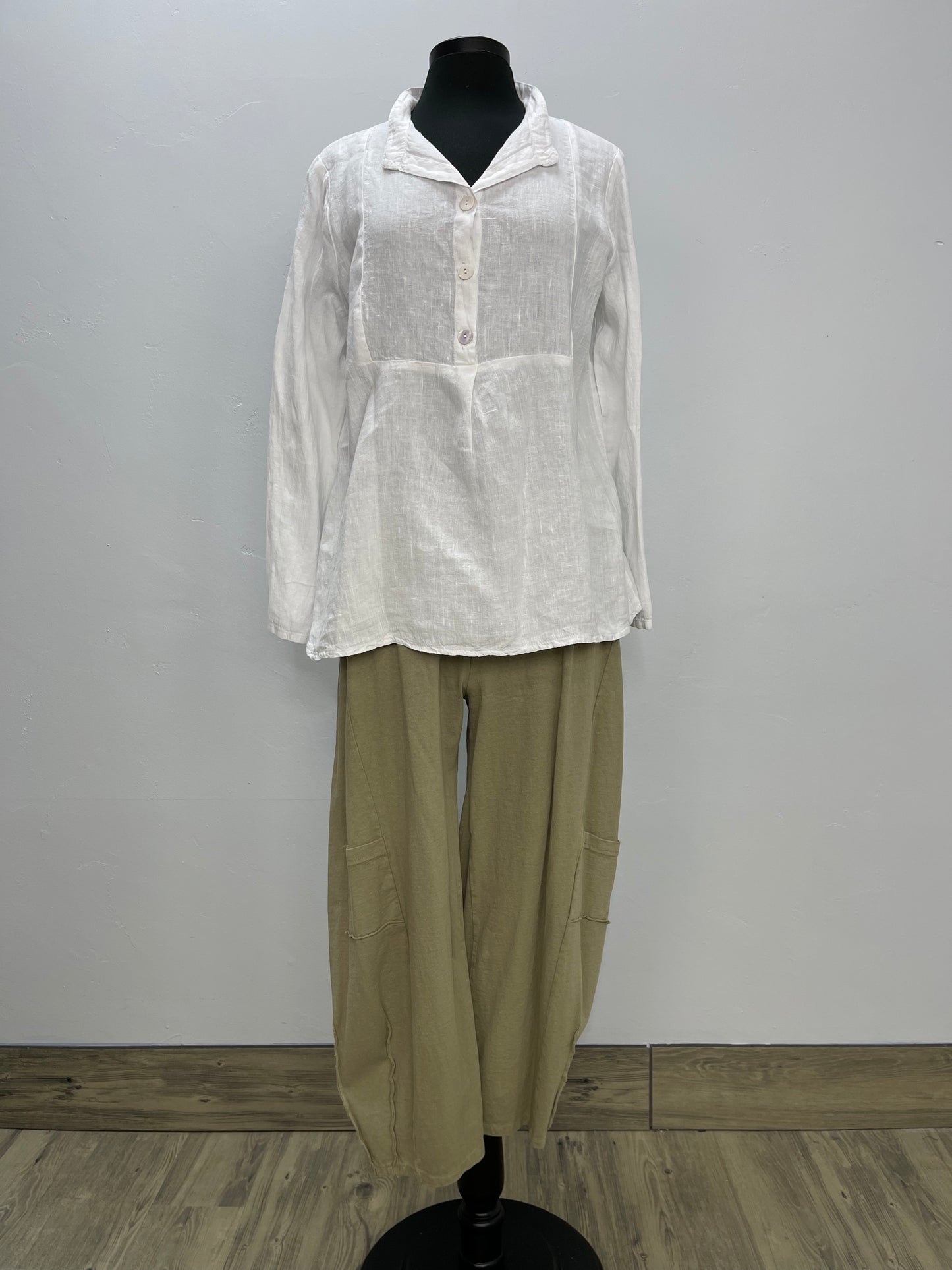 Load image into Gallery viewer, White Linen Pullover Shirt
