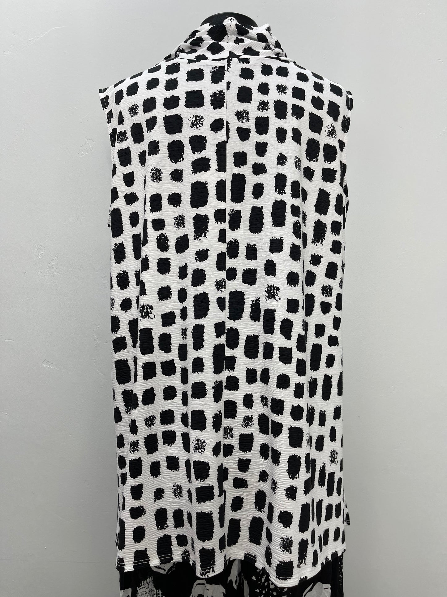 Load image into Gallery viewer, Keilani Sleeveless Black Pattern Tank
