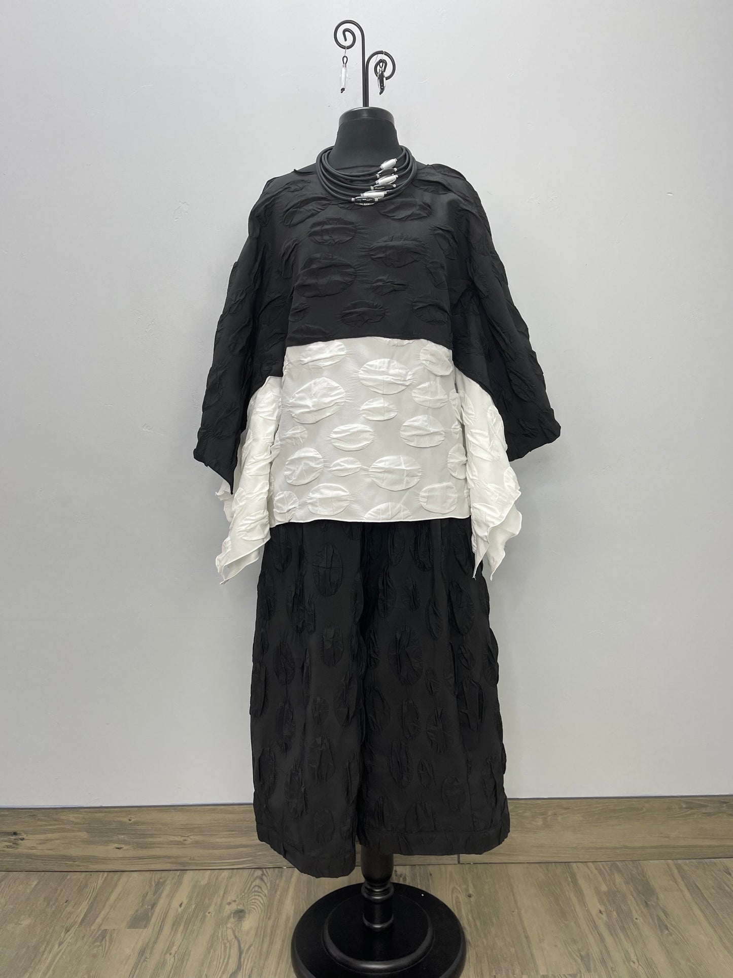 Black & White 3/4 Sleeve Pucker Top
