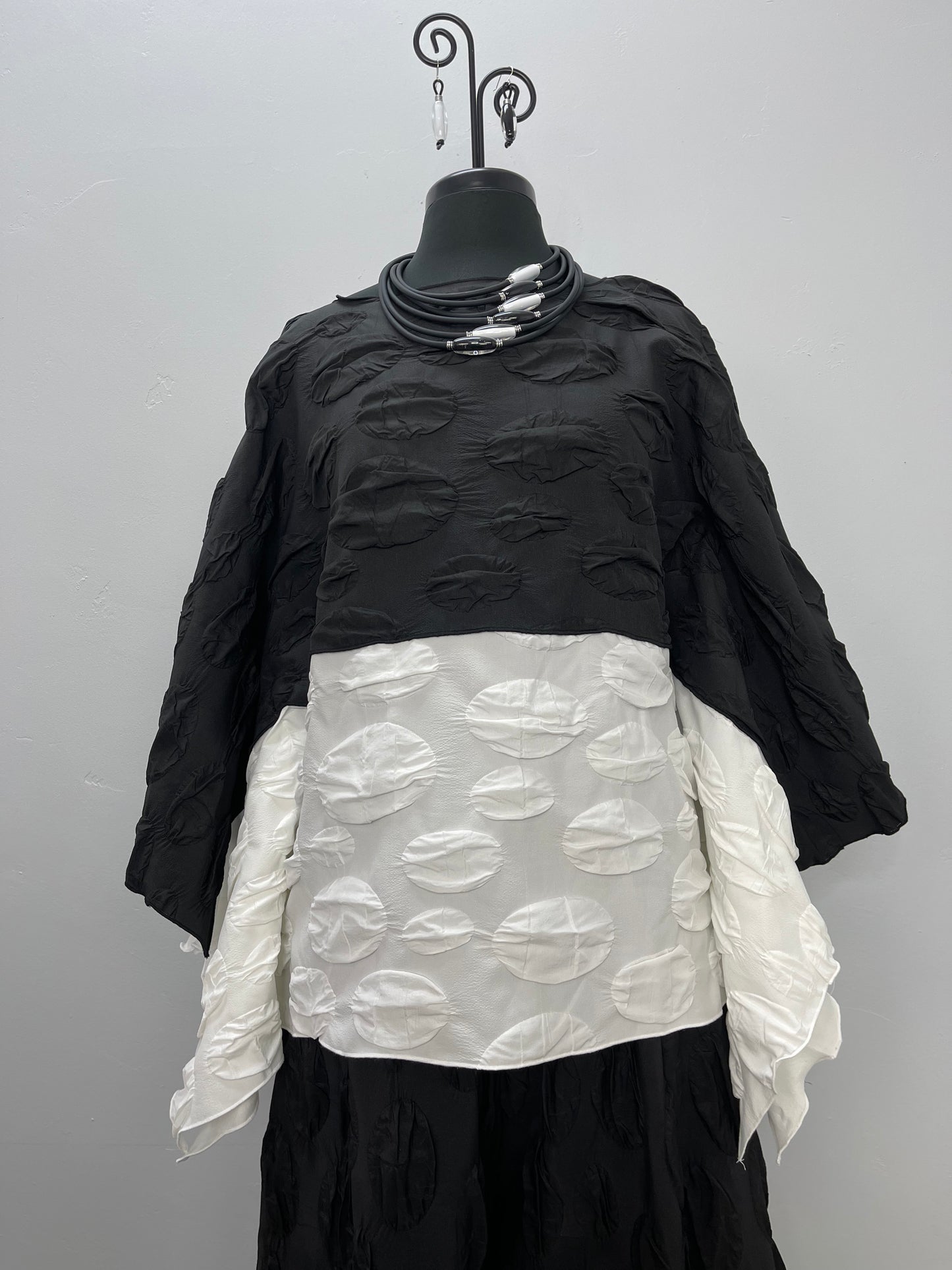 Load image into Gallery viewer, Black &amp;amp; White 3/4 Sleeve Pucker Top

