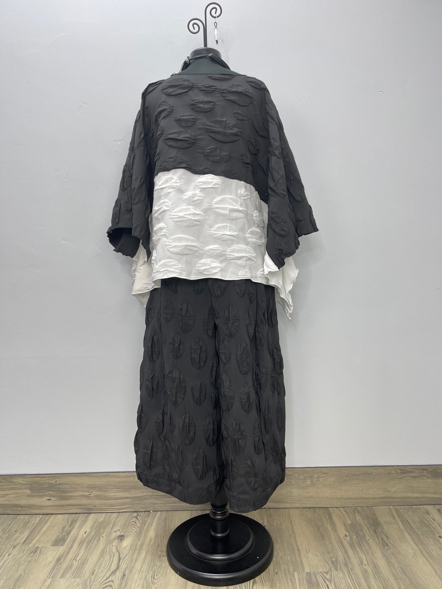 Black & White 3/4 Sleeve Pucker Top