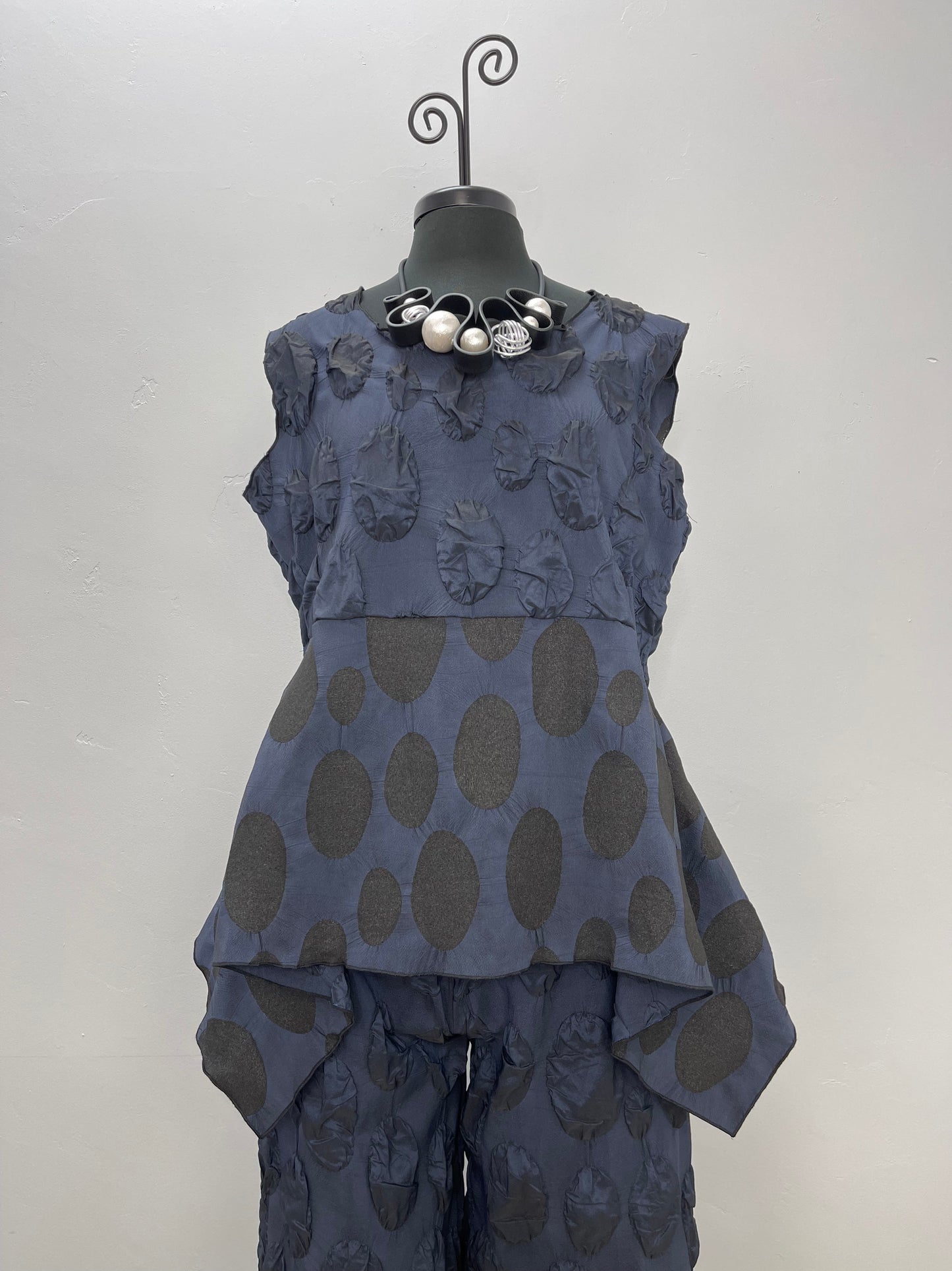 Load image into Gallery viewer, Blue Sleeveless Pucker Asymmetric Top
