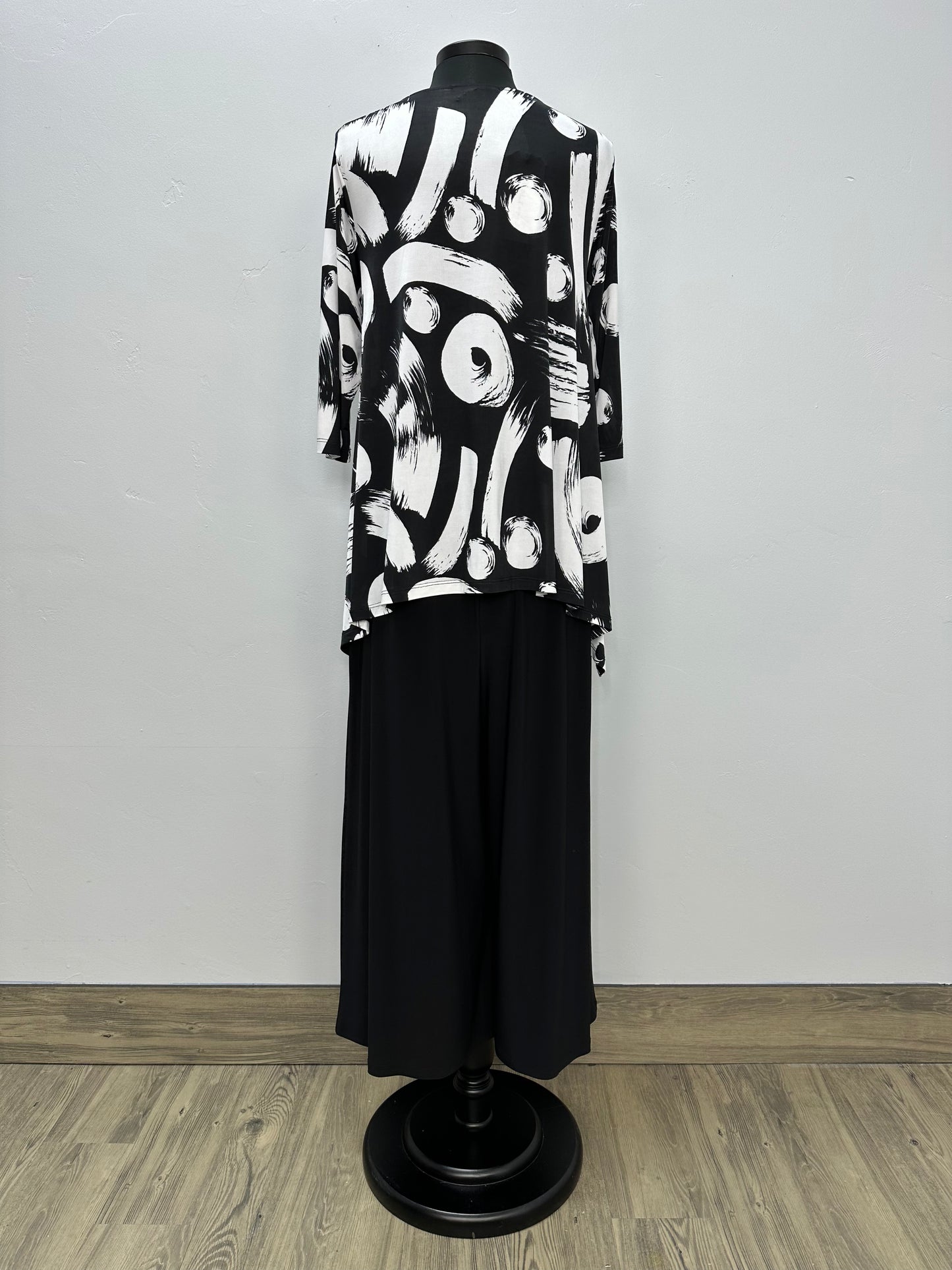 Black & White Reanna 3/4 Sleeve Pattern Top