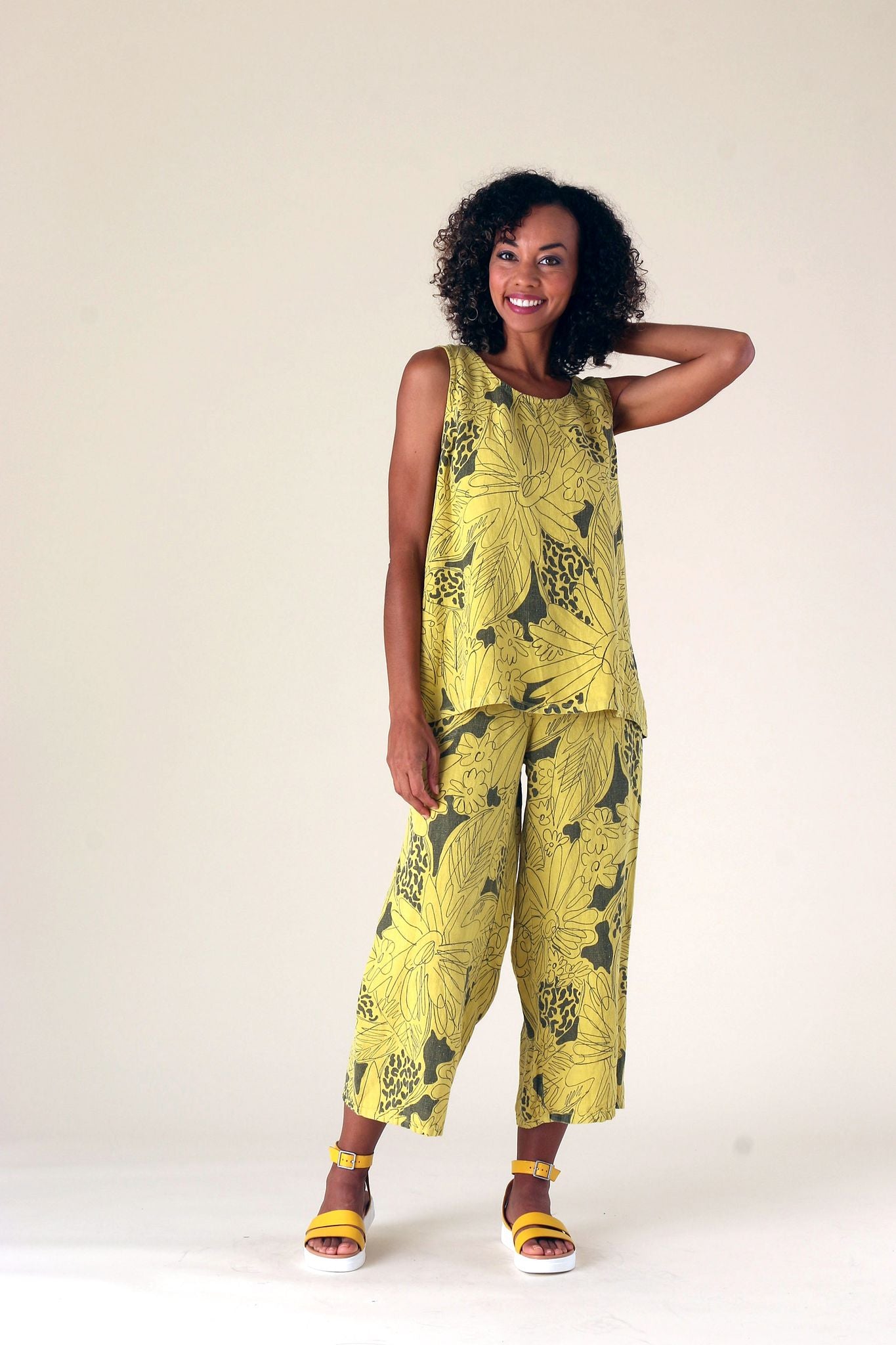 Load image into Gallery viewer, Citrus Flower Print Linen Tank
