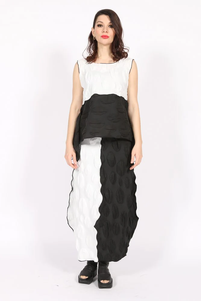Load image into Gallery viewer, White/Black Sleeveless Pucker Asymmetric Top
