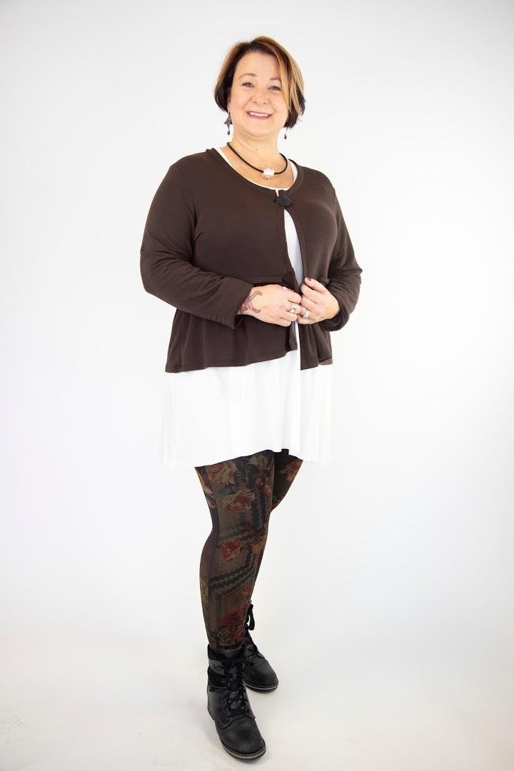 Load image into Gallery viewer, Twist Short Cardi - Chocolate
